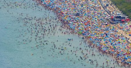 Plaża Władysławowo. Tłumy turystów i tysiące parawanów