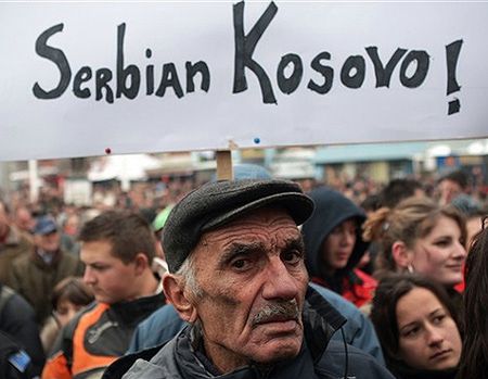 Serbowie manifestują przeciwko niepodległości Kosowa