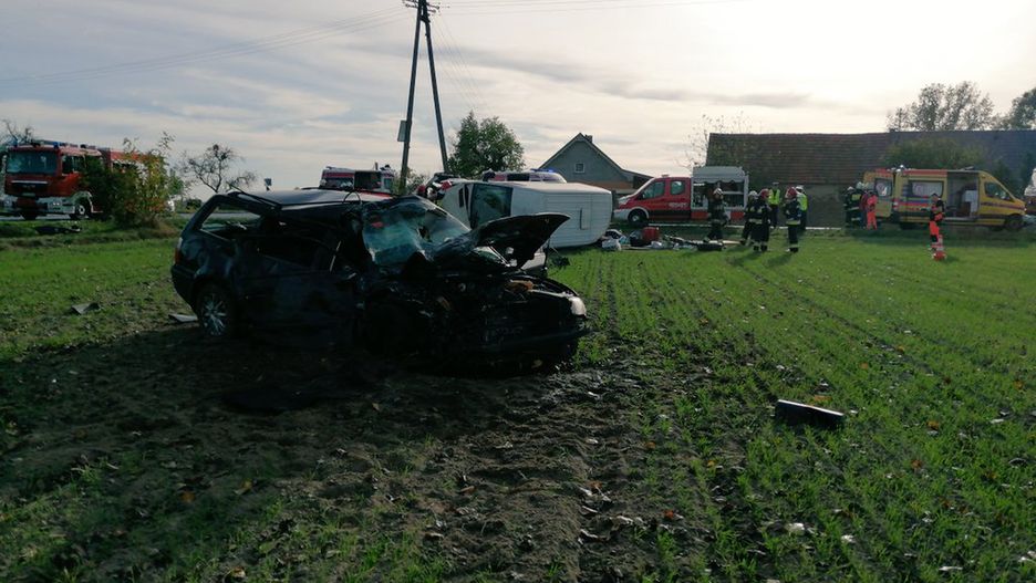 Wypadek w Łuszkowie. Po zderzeniu oba pojazdy wylądowały w polu