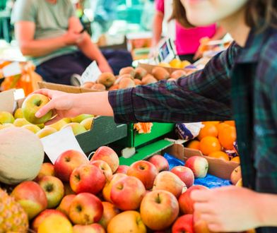 Koniec z naklejkami na owocach? Nowe przepisy w Polsce to kwestia czasu