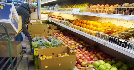 Zbadali, kto zarabia na owocach w marketach. Producenci najmniej