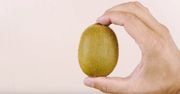Jeśli masz problem z obieraniem kiwi lub mango, trafiłeś w dobre miejsce. Pokażemy Ci przydatny trik