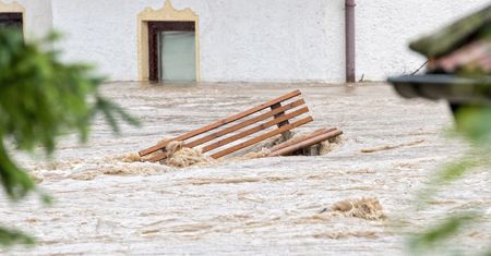 Deszcz ciągle pada. Ostrzeżenia dla kilku województw. Możliwe ewakuacje mieszkańców