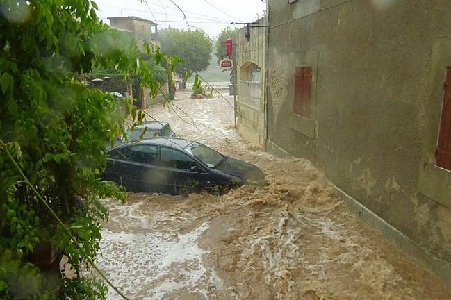 Francja. 1600 osób ewakuowanych z powodu ulewy. Woda porywa nawet samochody