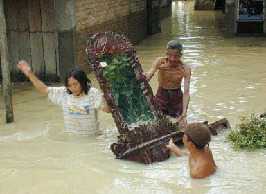 66 osób zginęło w powodzi na Sumatrze