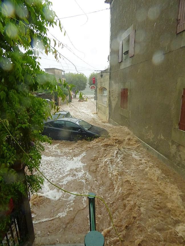 Francja. 1600 osób ewakuowanych z powodu ulewy. Woda porywa nawet samochody