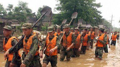 Marsz chińskich robotników zalaną ulicą