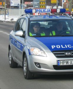 Radom. Przed komisariatem spłonęły dwa radiowozy