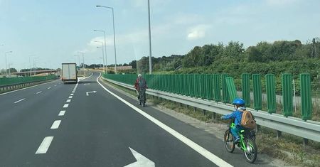Ojciec zabrał 6-latka na wycieczkę rowerową. Jechali po drodze ekspresowej