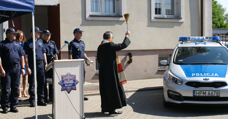 Wiceszef policji z pompą przekazał podwładnym... używany radiowóz