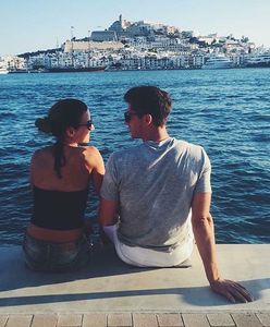 Lewandowscy przyłapani na plaży. Ania w bikini niesie Klarę, a Robert świeci nagim torsem