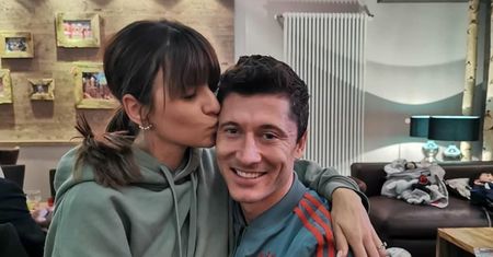Lewandowscy na jednym zdjęciu. Wszyscy patrzą na buty Roberta
