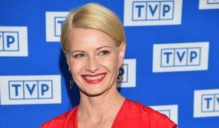 Małgorzata Kożuchowska cała w czerwieni pozuje na ściance TVP