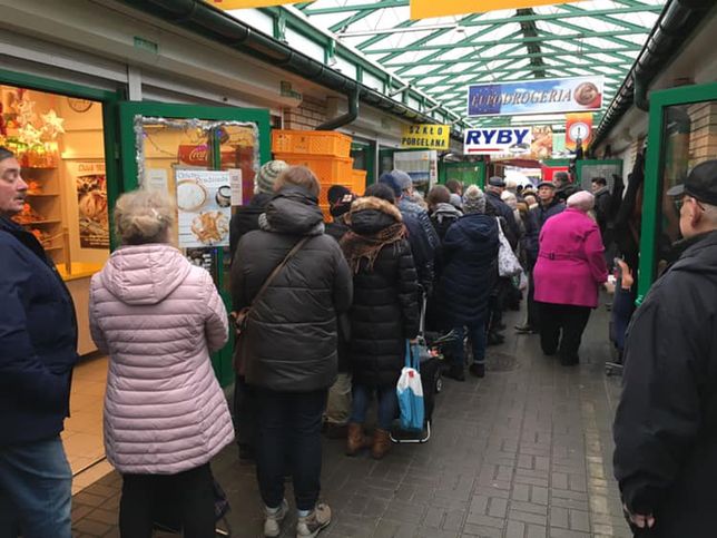 Kolejka przed sklepem rybnym w Hali Mirowskiej 