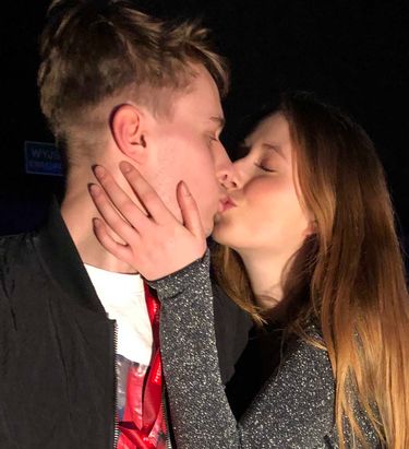 Syn Kasi Nosowskiej całuje się z partnerką (fot. Jastrząb Post Exclusive)