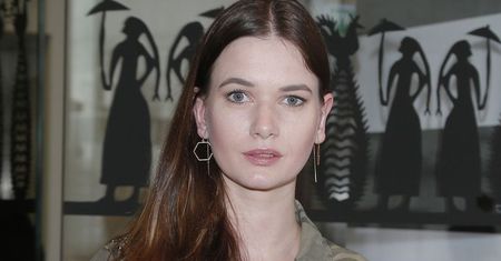 Karolina Malinowska łączy wszystkie trendy. Koszulę moro zestawiła ze skórzanymi spodniami i złotymi butami [zdjęcia]
