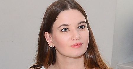Karolina Malinowska stawia na czerń i biel w ciekawych fasonach. Żeby nie było nudno, przełamała stylizację złotem [zdjęcia]