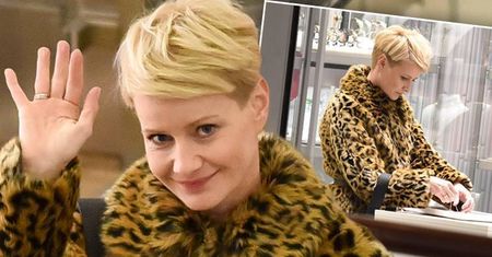 Ikona stylu! Małgorzata Kożuchowska śmiga po centrum handlowym w oldskulowych białych kozakach w szpic i futerku w panterkę!