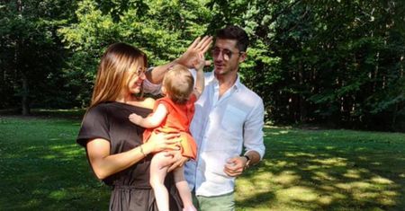 Anna Lewandowska radzi matkom, jak znaleźć czas na trening przy dziecku. "Radzę sobie tak, jak każda inna mama"