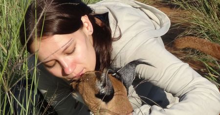 Polska doktor Dolittle. Przytula się do lwów, spaceruje z wężami boa