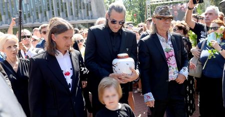 W żałobie pomógł mu przyjaciel. Kim jest syn Kory?