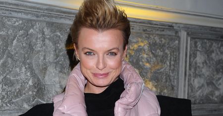 Katarzyna Sokołowska postawiła na naturalność. Pozuje w piżamie na tle miejskiej panoramy