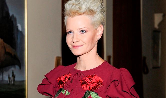 Małgorzata Kożuchowska w bordowej sukni na koncercie. Uczciła zmarłą przyjaciółkę