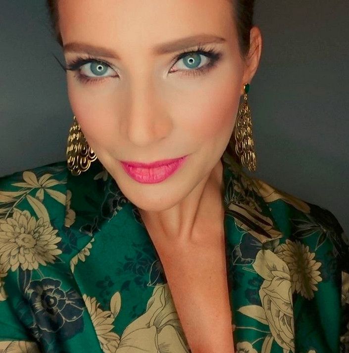 Anna Dereszowska pokazuje, jak nosić zwykłą, klasyczną bluzkę. To świetna stylizacja!