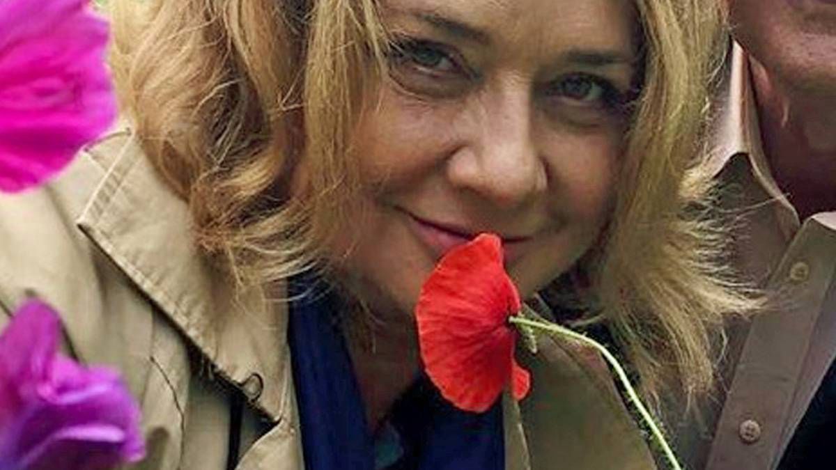 Małgorzata Ostrowska-Królikowska z przyjacielem na łące wśród dzikich kwiatów. Piękna relacja