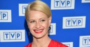 Małgorzata Kożuchowska cała w czerwieni pozuje na ściance TVP