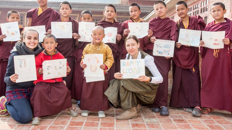 Mnisi z klasztoru na Swayambhu. Ich klasztor został zniszczony podczas trzęsienia ziemi