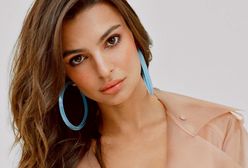 Emily Ratajkowski w kampanii Alison Lou. Reklamuje biżuterię w transparentnym płaszczu