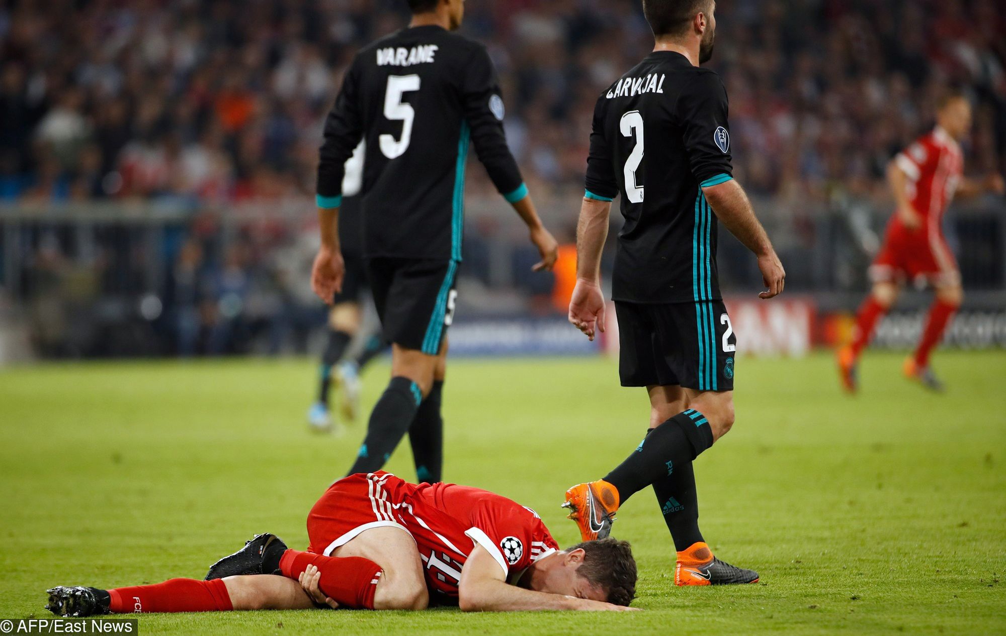 Bayern Munich's Polish forward Robert Lewandowski lays injured during the UEFA Champions League semi-final first-leg football match FC Bayern Munich v Real Madrid CF in Munich, southern Germany on April 25, 2018. / AFP PHOTO / Odd ANDERSEN 
