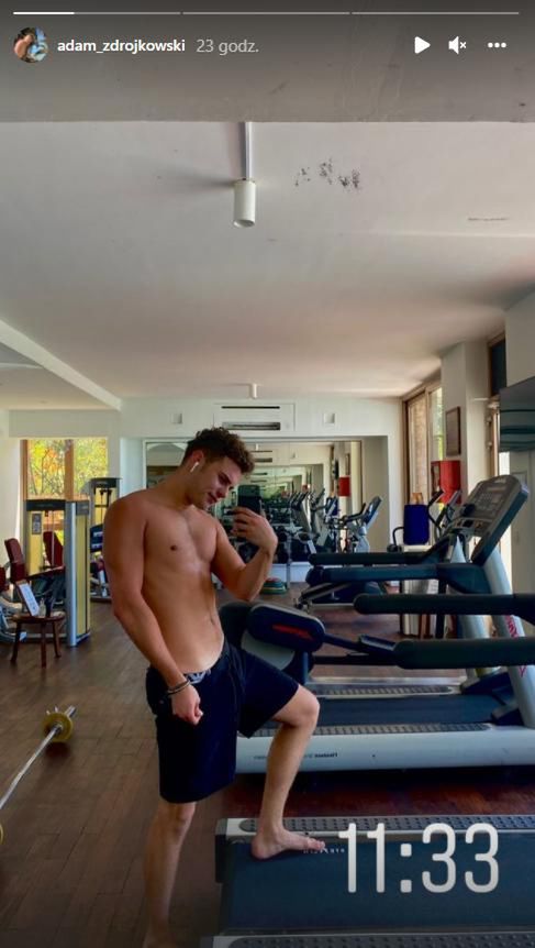 Adam Zdrójkowski pręży mięśnie. Fot InstaStories