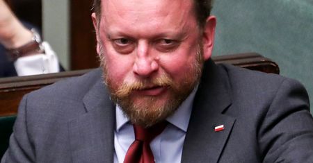 Łukasz Szumowski bawi się na luksusowym jachcie w kraju wysokiego ryzyka. Zdjęcia z ekskluzywnych wakacji obiegły media