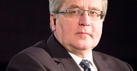Bronisław Komorowski trafił na stół operacyjny. Przeszedł poważny zabieg. Jest zdjęcie ze szpitala