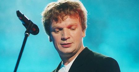 Grzegorz Ciechowski w reklamie garniturów. Żona broni decyzji o zgodzie na wykorzystanie wizerunku, córka artysty i zespół - krytykują