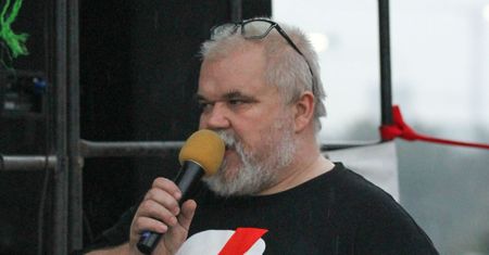 Sprawca napaści sprzed Sejmu zatrzymany. Pobił i okradł Macieja Bajkowskiego