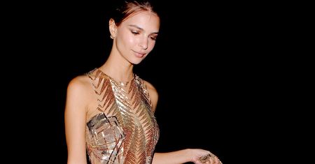 Emily Ratajkowski cała w złocie