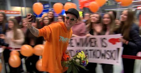 Dawid Kwiatkowski otoczony tłumem fanek po powrocie z Los Angeles! WIDEO