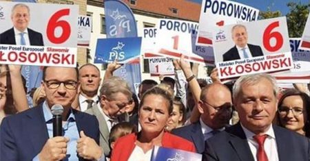 Wybory parlamentarne. Kandydat PiS wkleił swoje plakaty na zdjęcie z premierem
