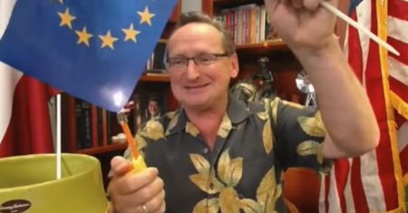 Wojciech Cejrowski podpalił flagi UE. TVP Info wycięło ten fragment