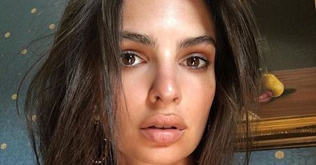 Zrzuciła stanik i założyła skąpe majtki. Emily Ratajkowski kusi
