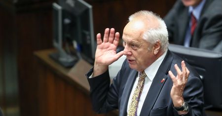 Niesiołowski nazwał Rydzyka "parodią księdza". Został pozwany