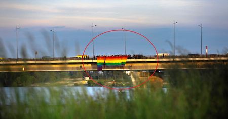 Most Łazienkowski. Wywiesili tęczową flagę, by uczcić pamięć koleżanki. Zostali zaatakowani