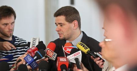 Milion od aferzystów dla byłego wiceministra? TVP Info ujawnia kulisy sprawy