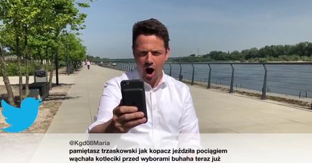 Zabieg dobrze znany z amerykańskich kampanii. Trzaskowski czyta "hejty" na swój temat