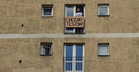 Nakłonił do buntu bez wychodzenia z domu. Domagają się testów i przełożenia wyborów