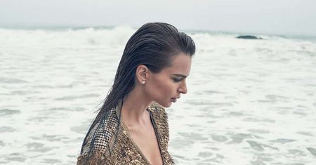 Emily Ratajkowski kusi na bezludnej wyspie