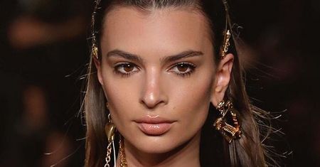 Ratajkowski na wybiegu u Versace. Wszyscy patrzyli na jej dekolt